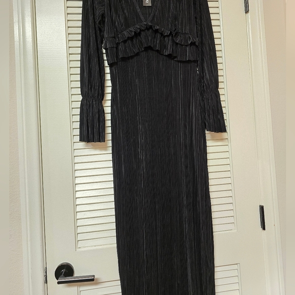 Boohoo - (NWT) Plisse Long-Sleeve Ruffle Detail Maxi Dress - Picture 4 of 7